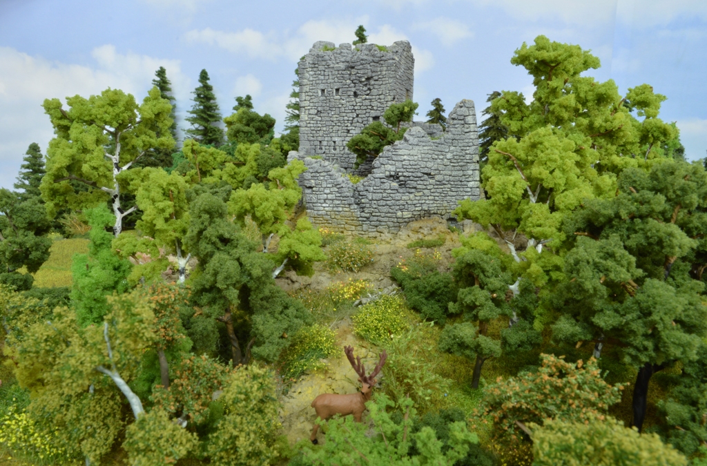 kopec s hradem je čím dál víc zelenější